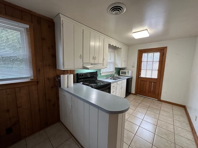 Building Photo - Charming Cottage