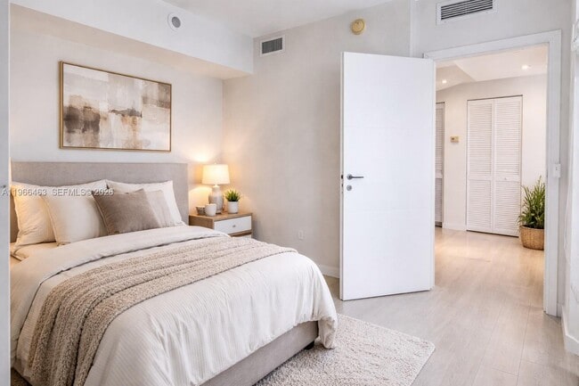 Foto del edificio - 300 S Biscayne Blvd