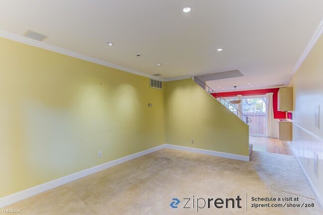 Building Photo - 3 br, 1.5 bath Townhome - 3732 Thistle Way...