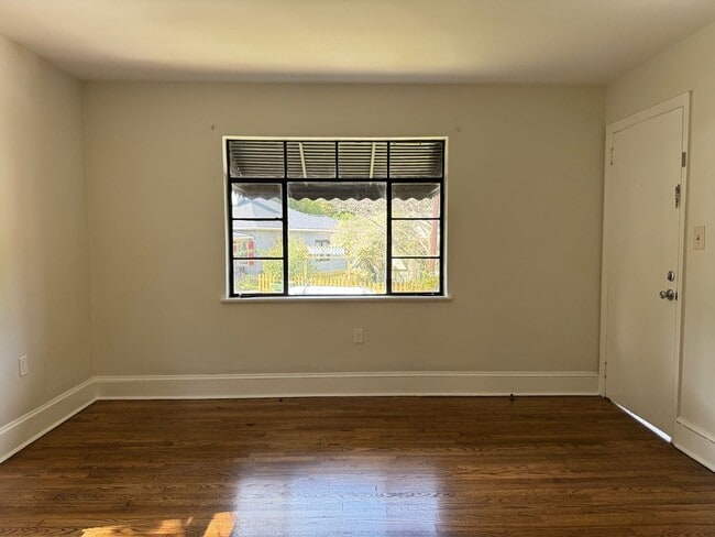 Building Photo - Central AVL - 1/1 Updated Apartment Ready ...