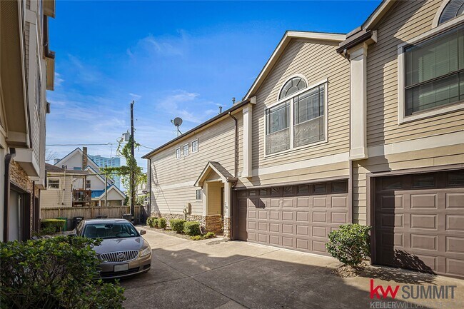 Foto del edificio - 2410 Calumet St