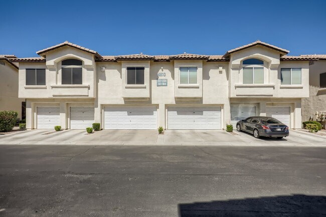 Foto del edificio - Discover this spacious and well-appointed 2-bedroom + office/den, 2-bath condo located in the hig...