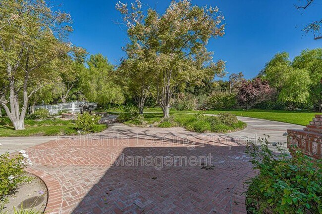 Foto del edificio - 26119 Sand Canyon Rd