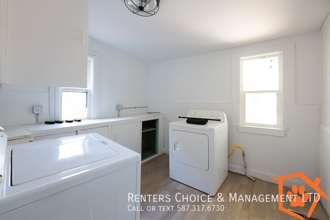 Building Photo - 2 Bedroom House, Pet Friendly With Garage, BONUS INCENTIVE