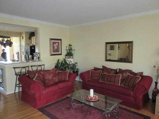 Building Photo - VERY SPACIOUS TOWNHOUSE IN VILLAGES OF URBANA