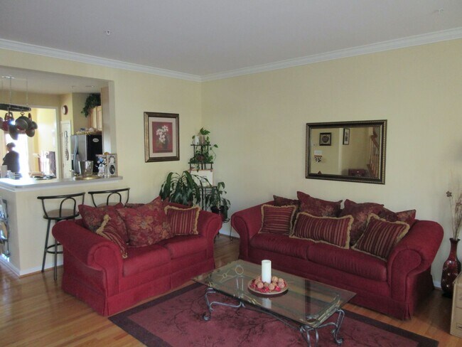 Foto del edificio - VERY SPACIOUS TOWNHOUSE IN VILLAGES OF URBANA