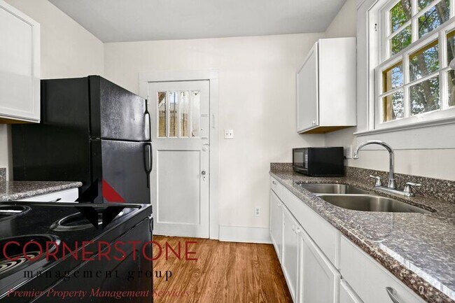 Foto del edificio - 3243 Ivanhoe Street