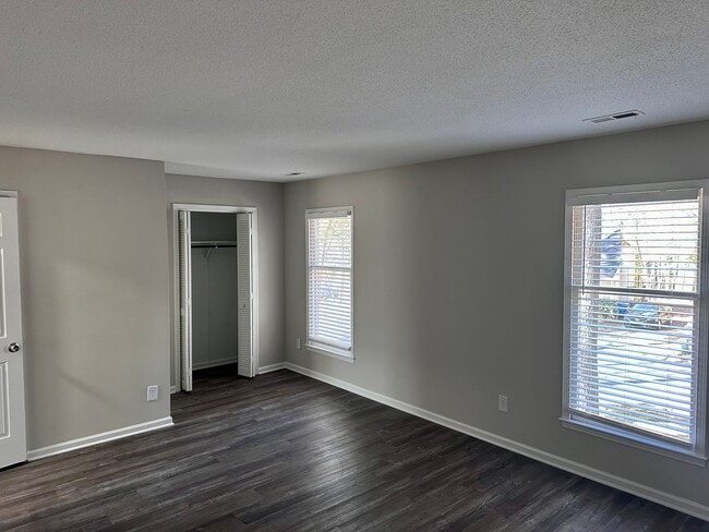 Building Photo - Stunning 2-bedroom, 2 -bathroom Apartment