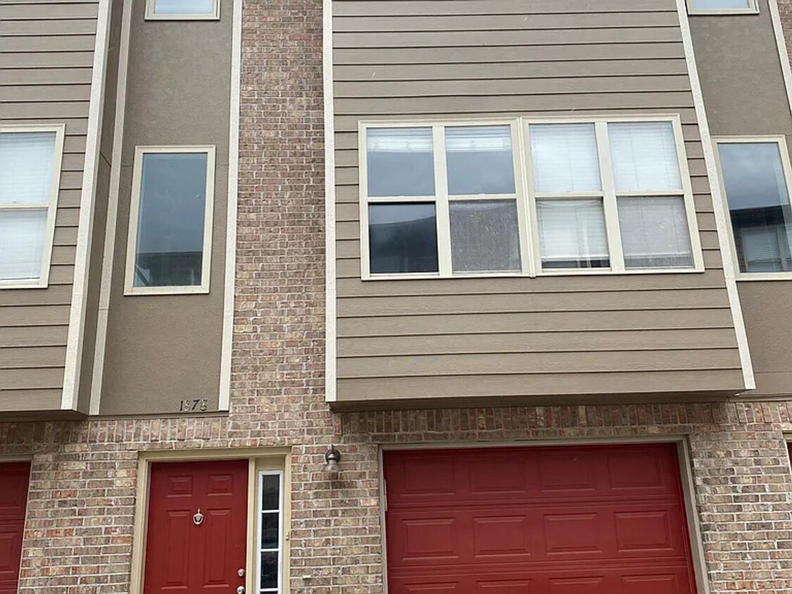 Foto principal - 2-Bedroom, 2.5-Bathroom Townhome w/ Garage...