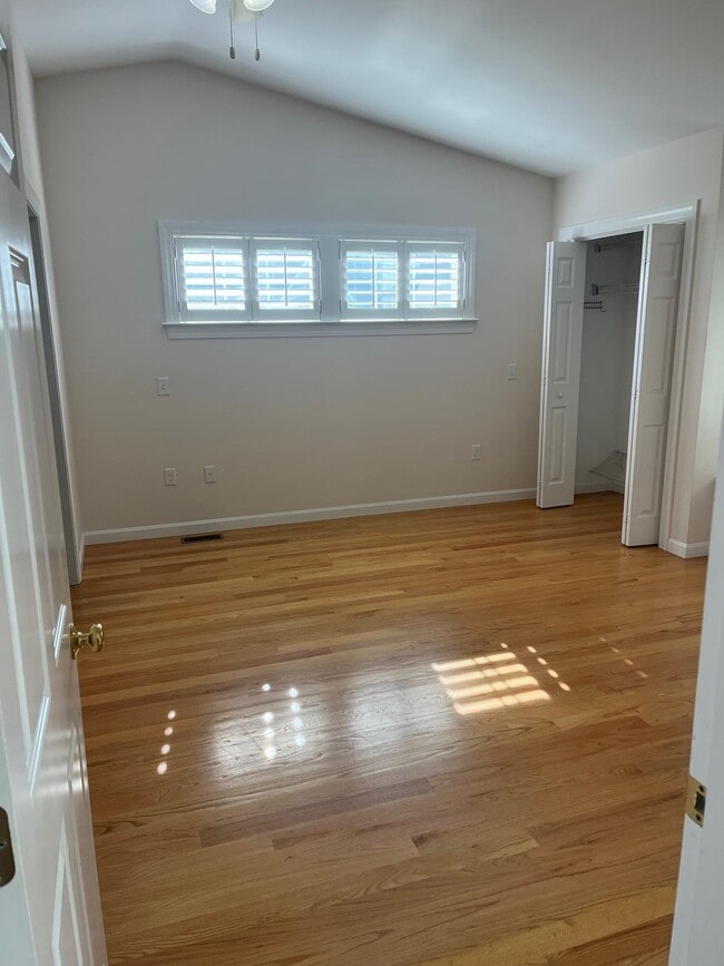 Building Photo - 6 Ireland Way