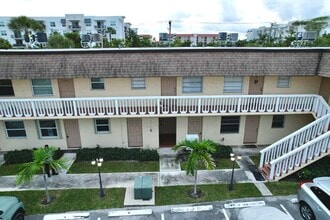 Building Photo - 1204 S Lake Dr