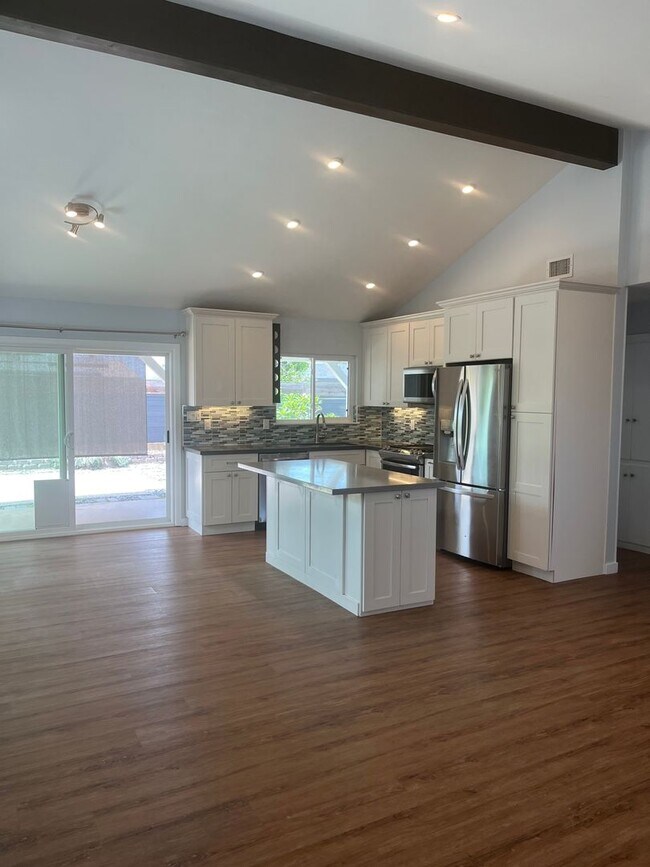 Building Photo - Charming 3 BD/2 BA single family home Avai...