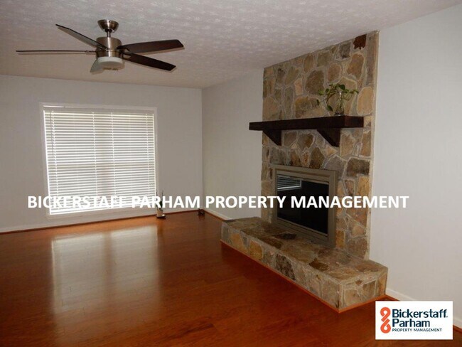 Foto del edificio - 4 Bedroom 2 Bath Located Off Of Double Chu...
