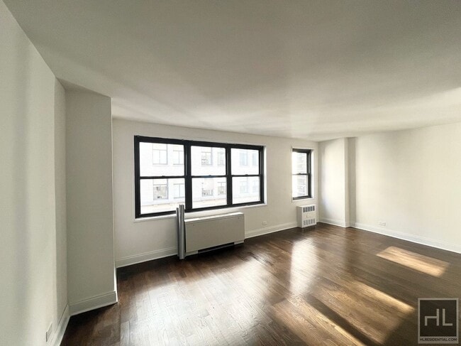 Building Photo - 5 AVENUE