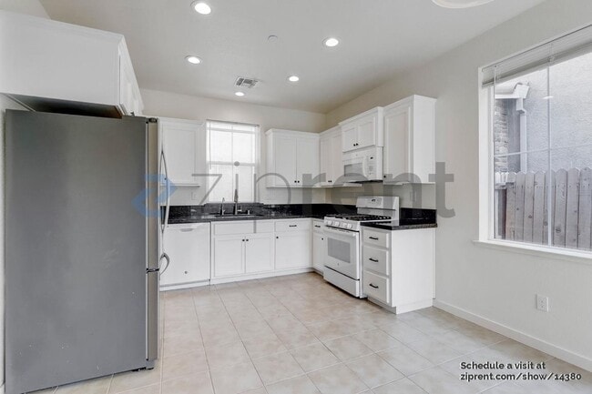 Building Photo - 1830 Yellowwood Ave