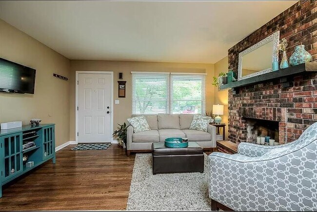 Foto del edificio - 7721 Rosewood Dr