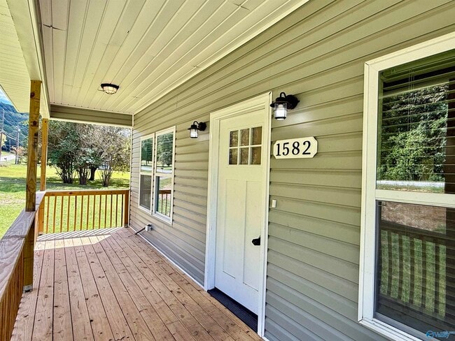 Foto del edificio - 1582 Hobbs Island Rd SE