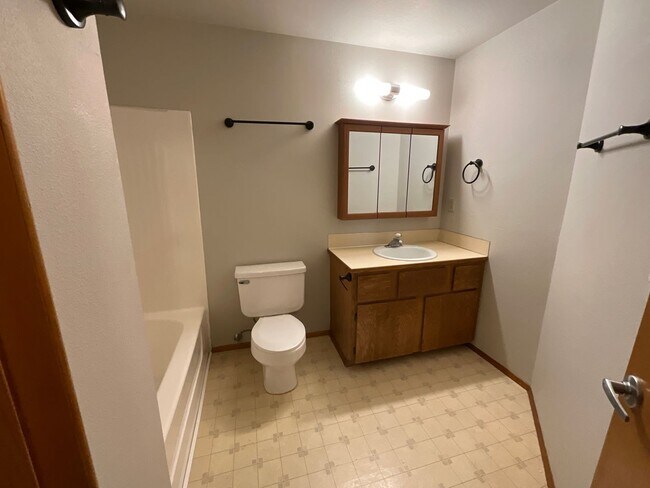 Foto del edificio - Beautiful 3Br/3Bth with large backyard in ...