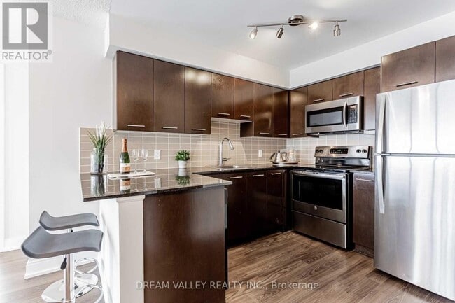 Building Photo - 125 Village Green Square