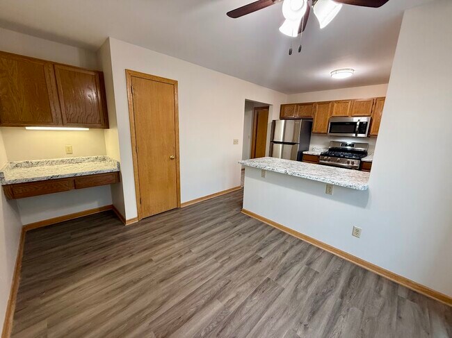 Comedor/Escritorio/Despensa/Cocina - 2042 Cliff Alex Ct S