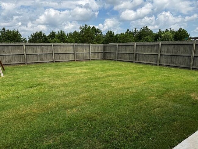 Building Photo - FENCED YARD, PRE-LEASE NOW!