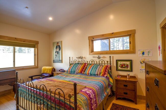 Master bedroom with king size bed - 8317 Rainbow Ave