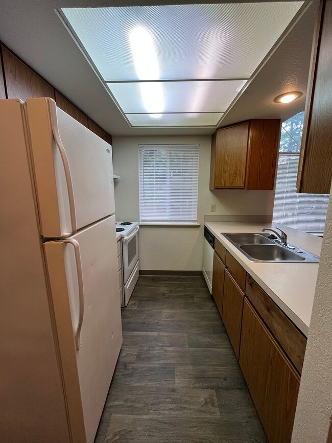 Building Photo - Great Two Bedroom in Roosevelt Neighborhood