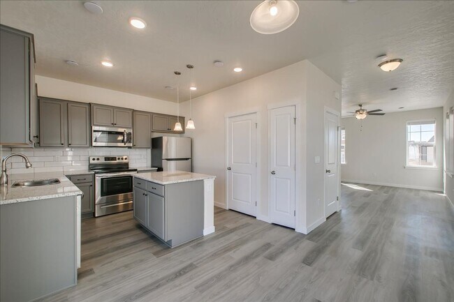 Foto del edificio - Two Story Townhome Located Off Of Amity & Five Mile!