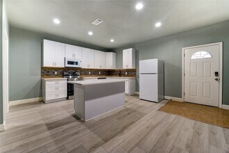 Building Photo - 4323 Continental Dr