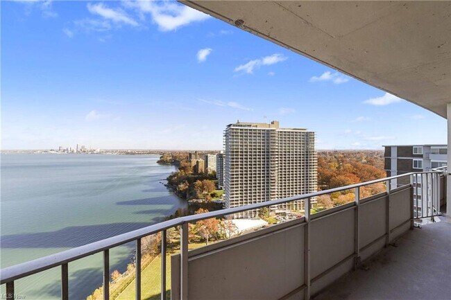 Foto del edificio - 12900 Lake Ave