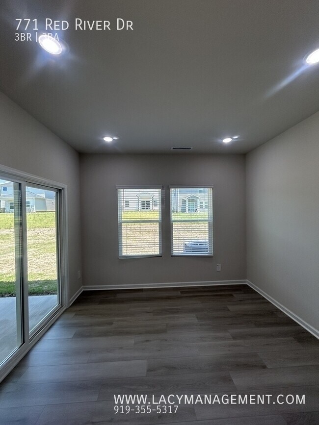 Foto del edificio - 771 Red River Dr
