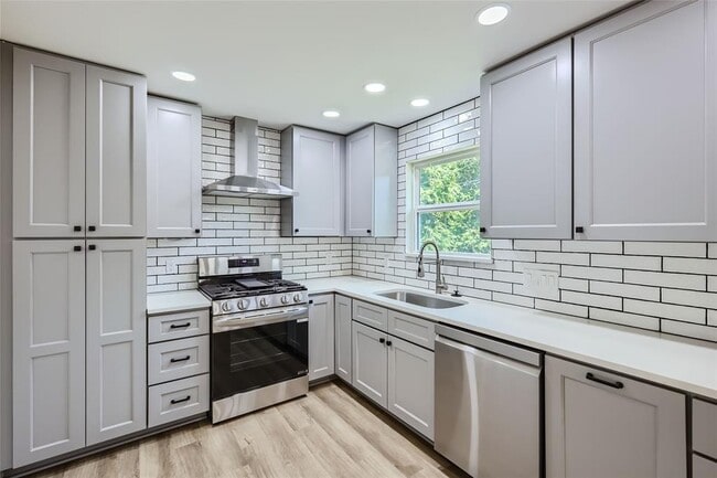Building Photo - 3501 Santa Fe Dr