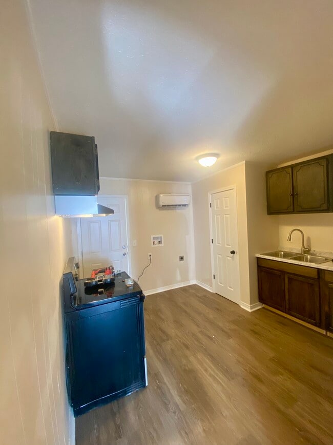 Building Photo - Peach St- 8 Plex