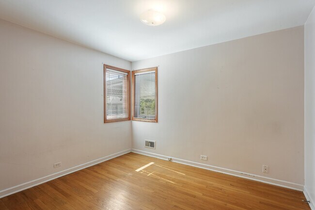 Foto del edificio - 5229 Enfield Ave