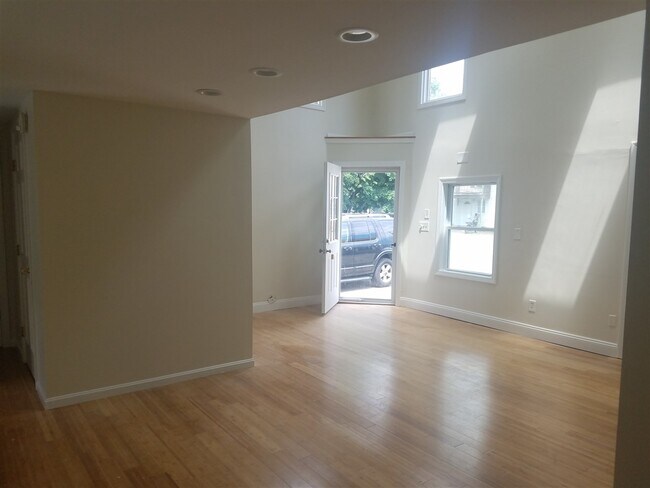 Foto del edificio - 852 Lafayette Rd