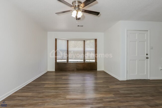 Foto del edificio - Charming Sherwood 3 BR Home with Fireplace & Big Yard