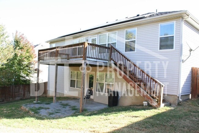 Building Photo - Wonderful 5 Bedroom 3 Bath Home with Attac...