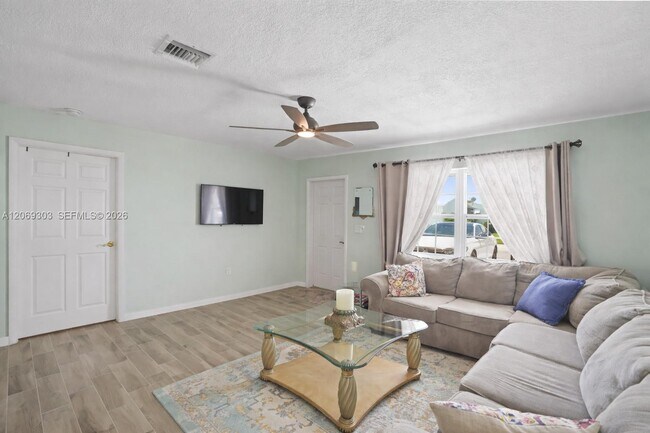 Foto del edificio - 142 NW 10th Ct