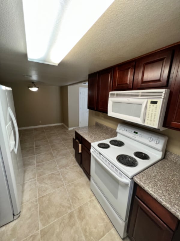 Building Photo - 5081 River Glen Dr