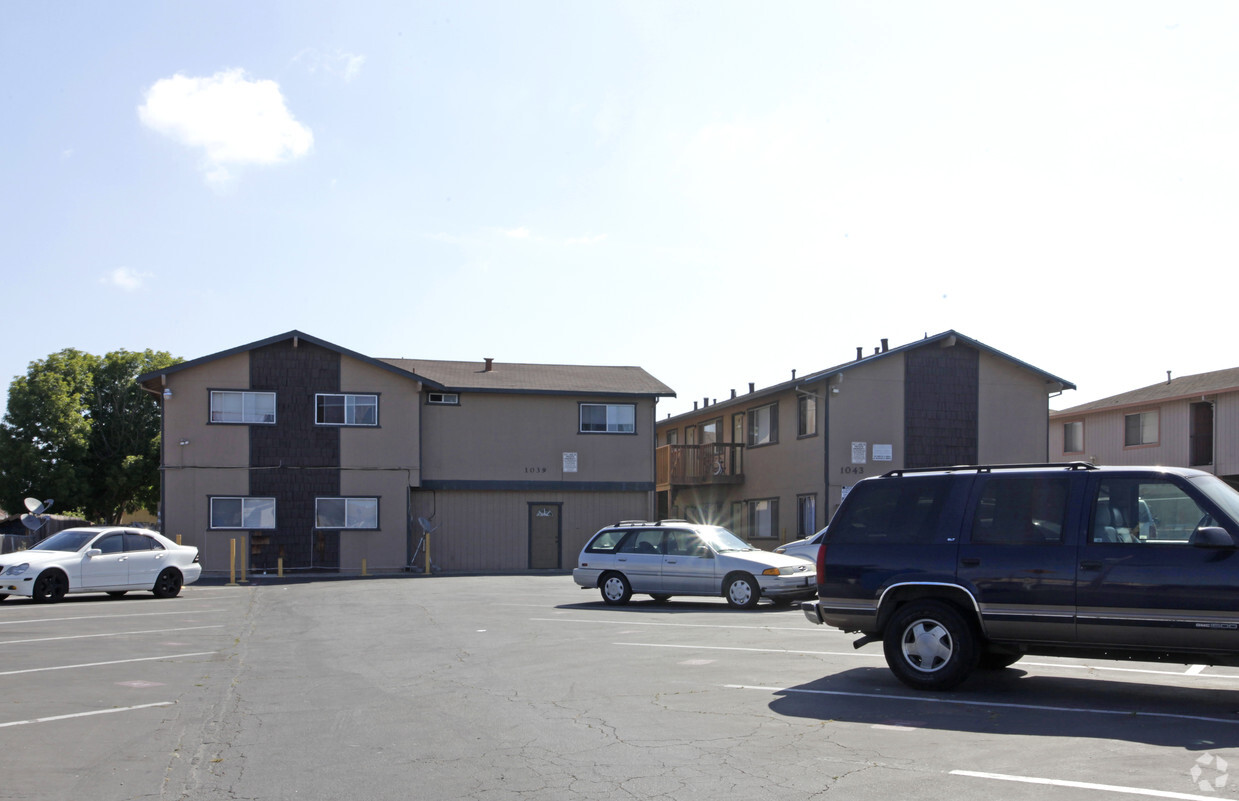 Building Photo - 1039-1043 E Laurel Dr