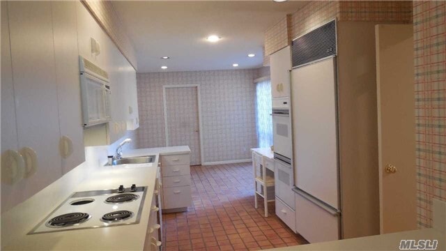 Building Photo - 67 Estates Terrace N