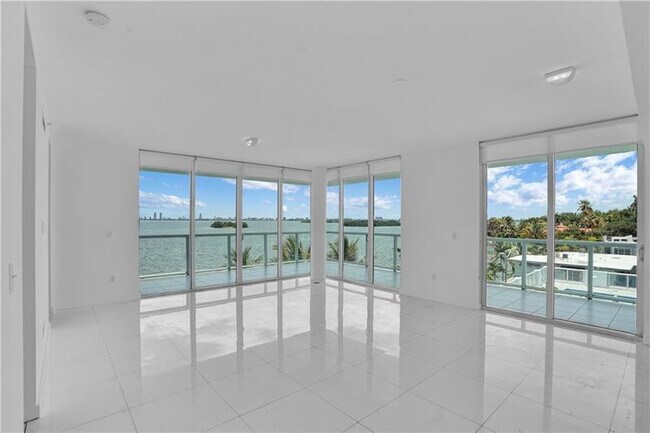 Foto del edificio - 720 NE 62nd St