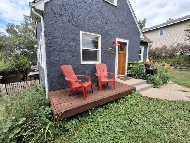 Building Photo - 869 Arkwright St N