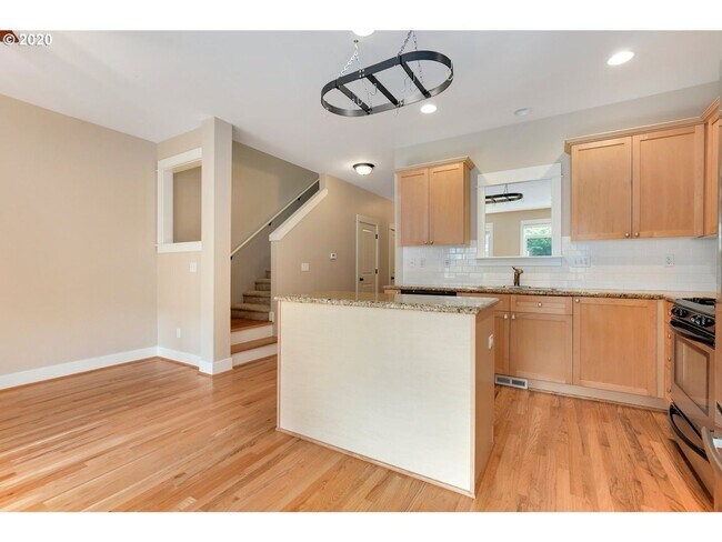 Building Photo - Bright Bull Mountain Townhome - Hardwoods, Granite, Private Patio, Garage, and more!