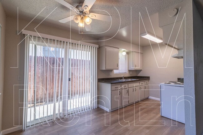 Building Photo - 206 Goya Dr