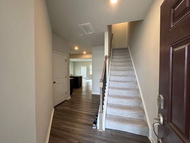 Foto del edificio - End-Unit Gem Near White Oak Crossing – Style, Space & Convenience!