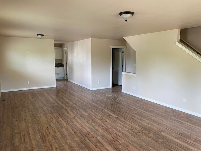 Foto del edificio - 4 Bed/3 Bath Townhome in NW Bend - Newport...