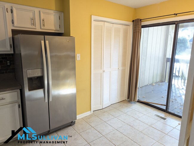 Foto del edificio - 4100-4105 Five Oaks Dr