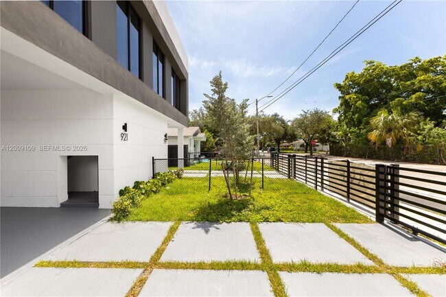 Foto del edificio - 921 NW 55th St