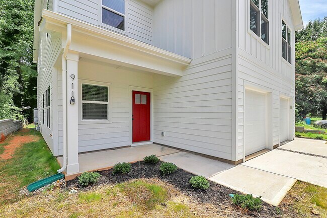 Building Photo - 911 Yellowstone Dr